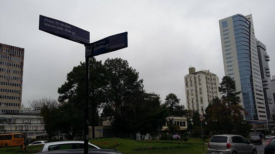 Manifestantes colaram adesivo sobre a placa que nomeia a praça Nossa Senhora da Salete. | Jéssica Rocha/