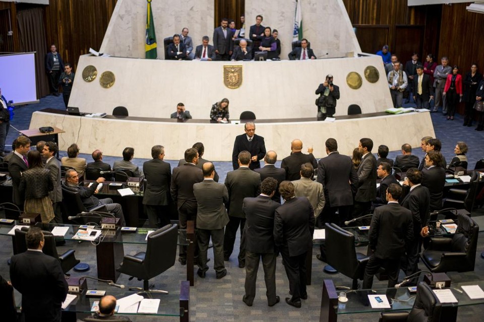 Eleitores do PR dão nota 4 a deputados estaduais Deputados estaduais do Paraná: avaliação melhorou, mas ainda está longe da nota (5,5) recebida em dezembro. | Henry Milleo/Gazeta do Povo