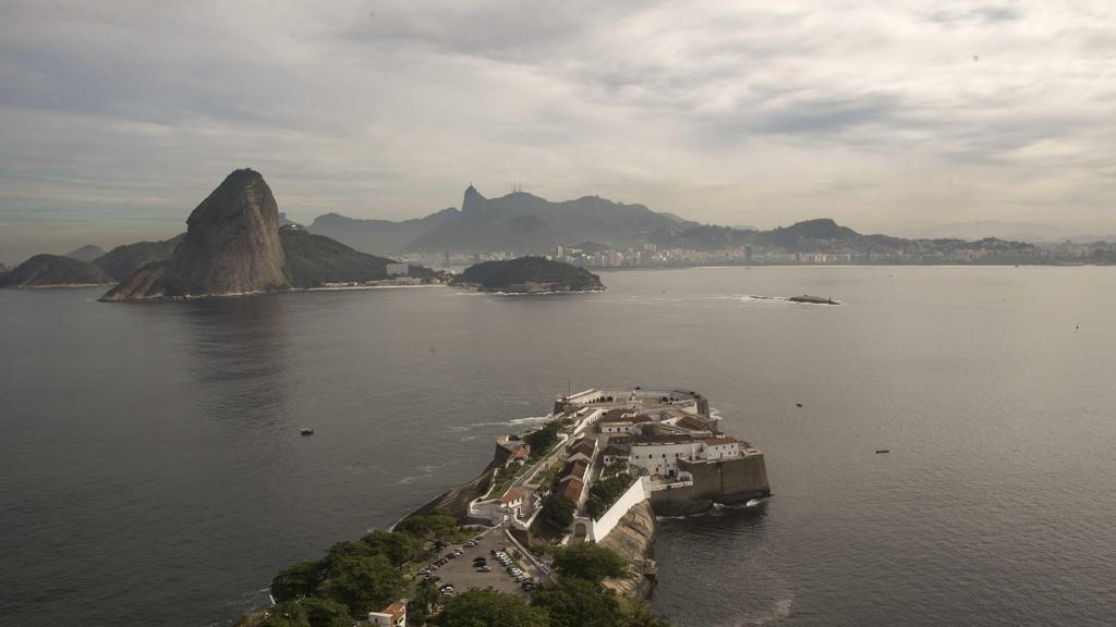 Baía de Guanabara , que receberá a vela nos Jogos Olímpicos, tem péssimas condições de água | Marcelo Sayão/EFE