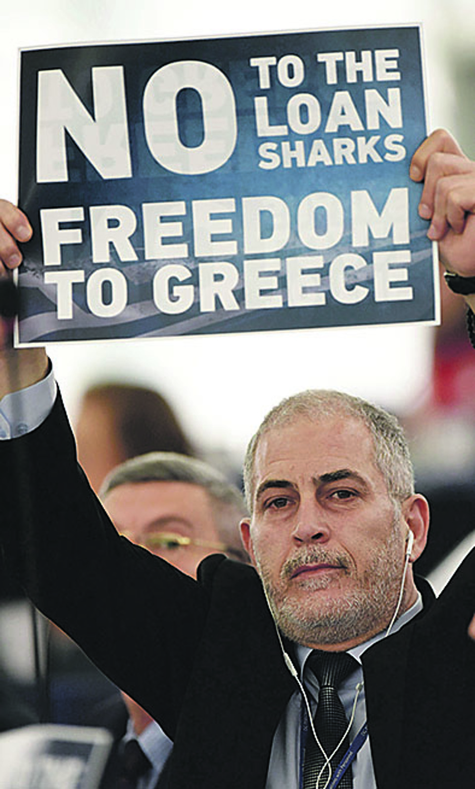 Ativista apoia Grécia do lado de fora do Parlamento Europeu. | Patrick Seeger/
EFE
