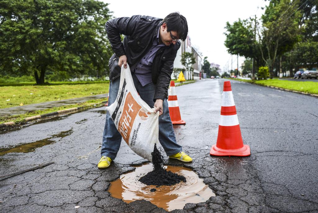 O empresário David de Araújo é franqueado da +Fácil Asfaltos, em Foz do Iguaçu: pavimentação a frio para pequenas obras. | Marcos Labanca/Gazeta do Povo
