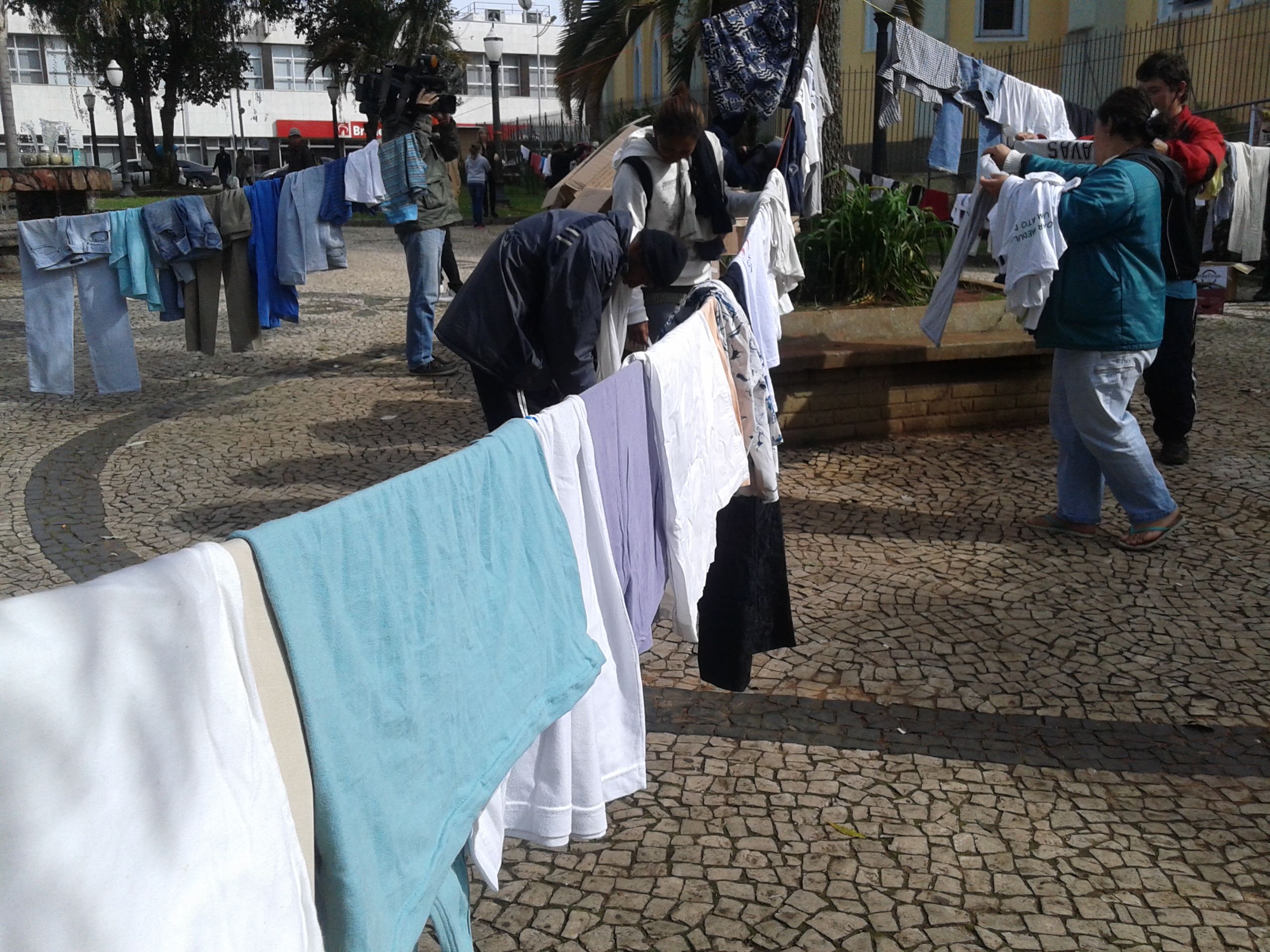 Um dos beneficiados vestiu as roupas novas que escolheu e deixou no varal as que estava usando | Gisele Barão/