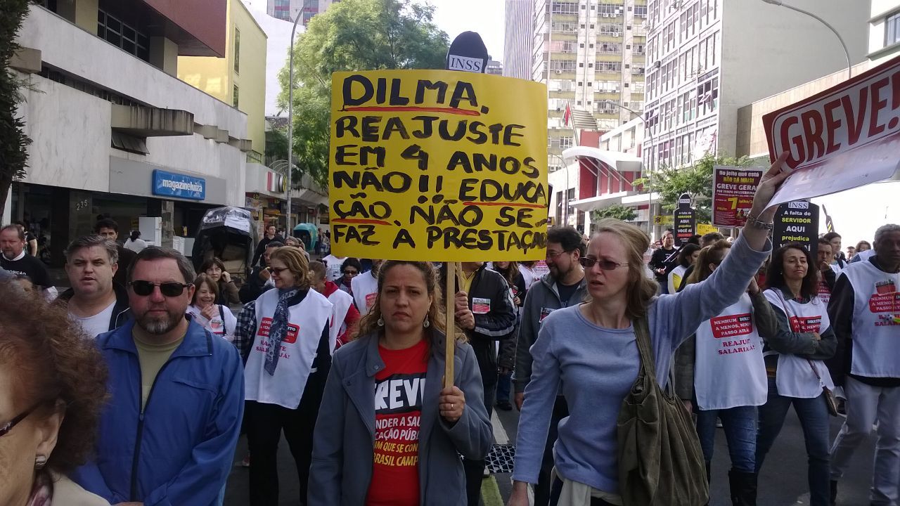 Servidores se concentraram no Centro de Curitiba nesta terça-feira (21). | Aniele Nascimento/Gazeta do Povo