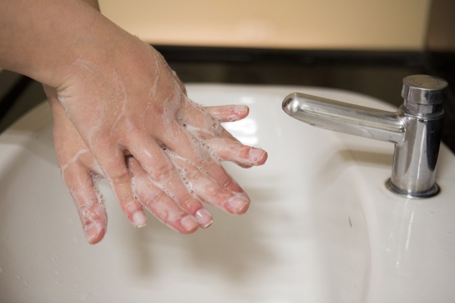 Esfregue a palma de uma mão contra o dorso da outra, entrelaçando os dedos. Foto: | Brunno Covello/Gazeta do Povo