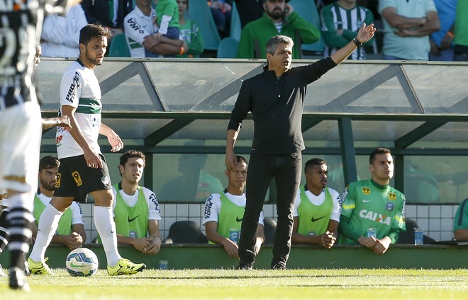 Ney Franco tenta corrigir o posicionamento do time em campo. | Hugo Harada/Gazeta do Povo