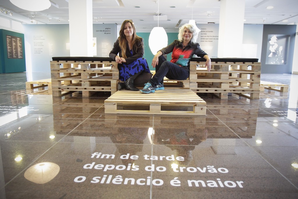 Estrela (à esq.), curadora da mostra, e a homenageada, a poeta Alice Ruiz.