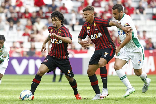 Volante Otávio e o atacante Cryzan puxando o ataque do Atlético. | Antônio More/Gazeta do Povo