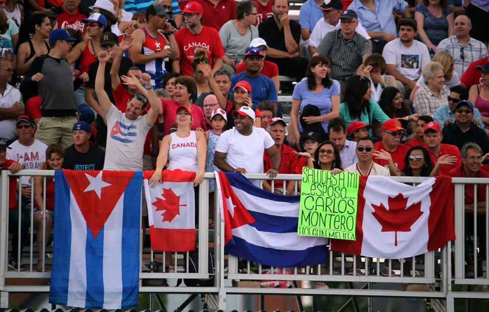 Torcedores cubanos em meio aos canadenses na arena do vôlei de praia: a cada competição internacio nal, país sofre com deserções. | Alejandro Ernesto/EFE