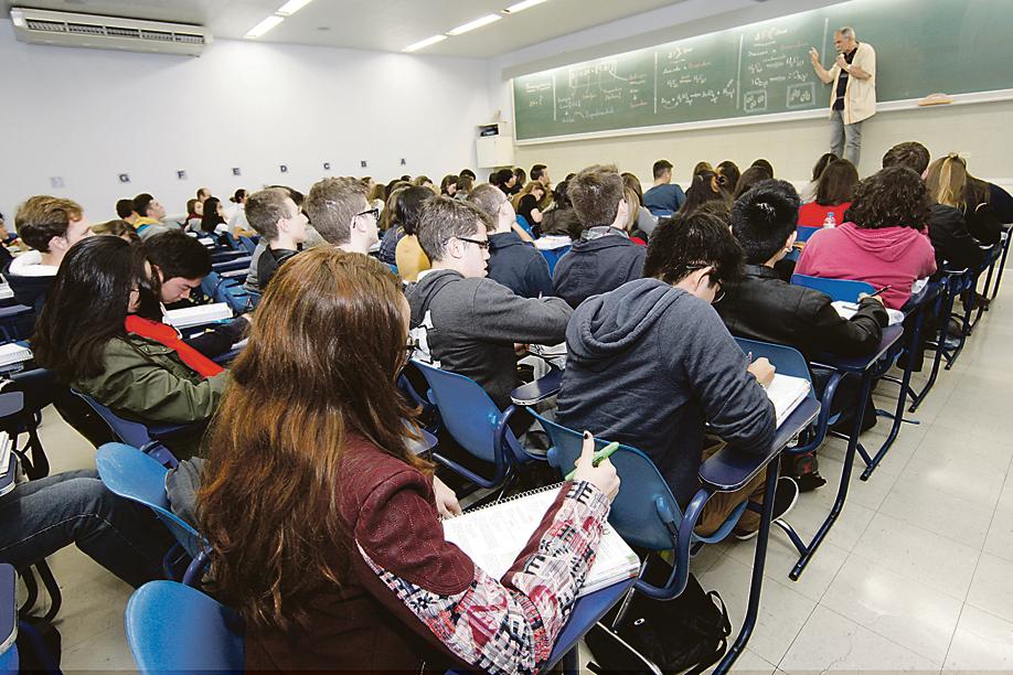 No Curso Positivo, aulas do semiextensivo começaram na segunda-feira (13). | Aniele Nascimento/Gazeta do Povo
