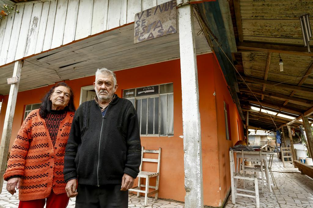 Tereza e Osvaldo diante da casa, que teve a estrutura danificada. | Hugo Harada/Gazeta do Povo
