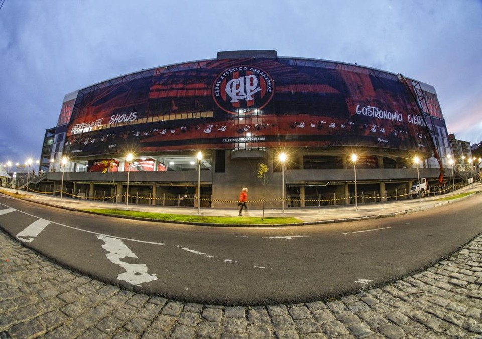 A fachada da Arena, que na semana passada ganhou os termos entretenimento, shows, gastronomia e eventos: multiuso. | Daniel Castellano/Gazeta do Povo