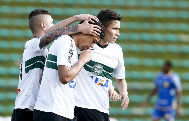 Paulo Victor é saudado pelos companheiros após marcar o seu gol. | Hugo Harada/Gazeta do Povo