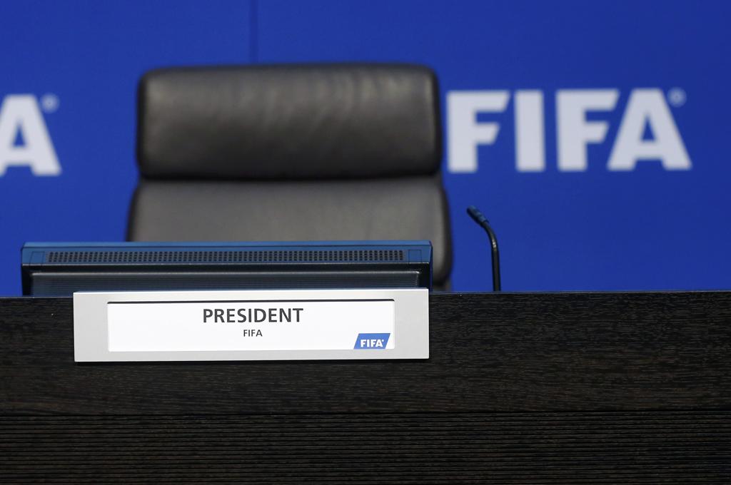 A cadeira de presidente da Fifa seguirá sendo ocupada por Blatter até o fim de fevereiro de 2016. | ARND WIEGMANN/REUTERS