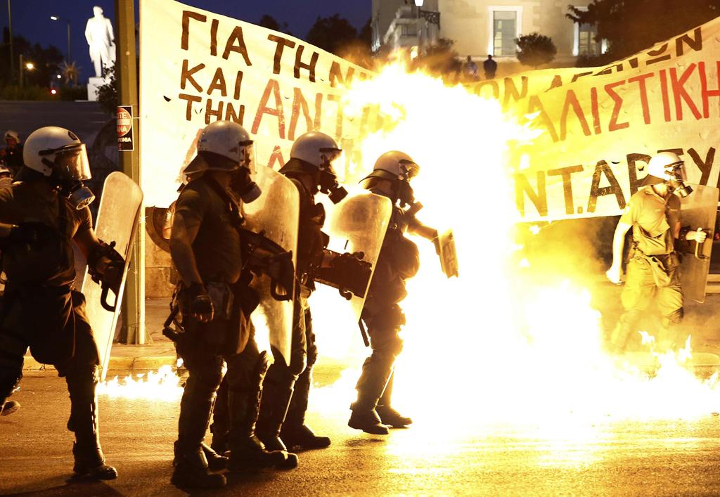 Policiais gregos são alvo de coquetéis molotov do lado de fora do Parlamento: noite violenta. | Yannis Behrakis/Reuters