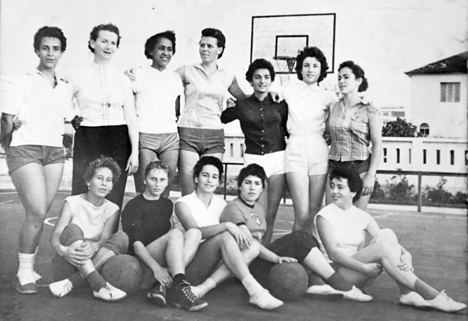Iamir Pereira de Souza, a Selma (terceira, em pé, da esquerda para a direita), com o dream team de basquete formado em Curitiba no final dos anos 1940, estendendo-se nas quadras por toda a década seguinte. Em 2006, o grupo comemorou oficialmente o cinquentenário da Seleção Paranaense de Basquete. | Felipe Rosa/TRIBUNA DO PARANA/Reprodução acervo Iverly Lour