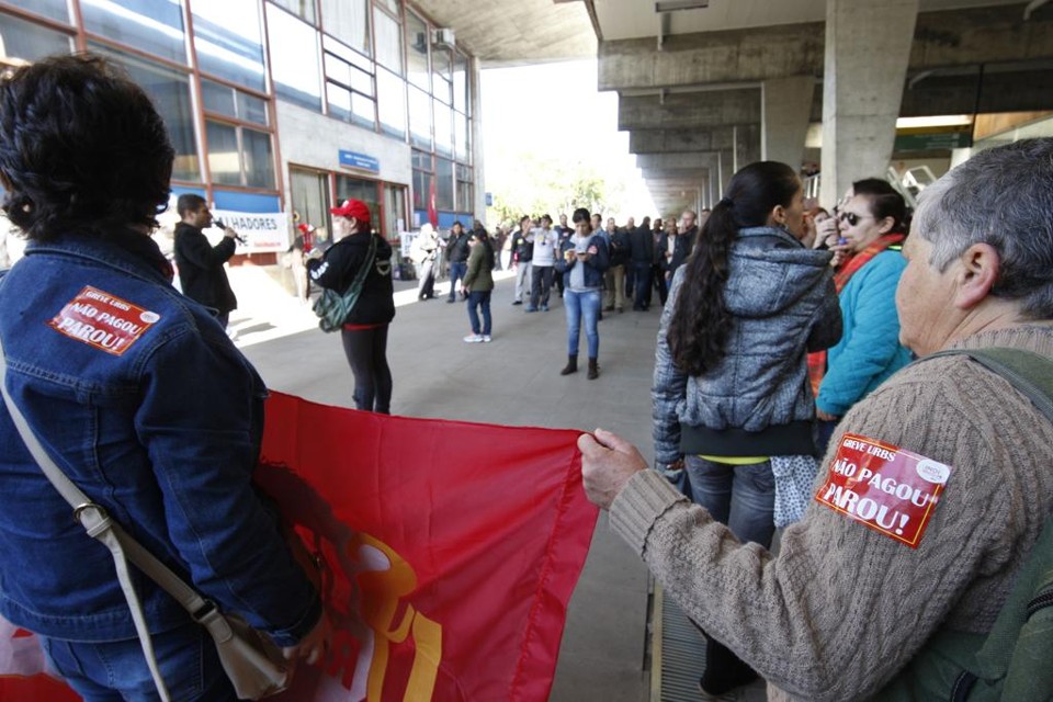 Funcionários protestaram na sede da empresa, na Rodoferroviária | Aniele Nascimento/Gazeta do Povo