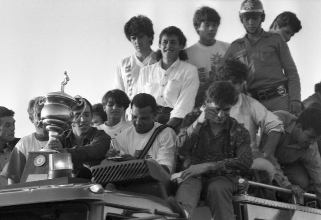Jogadores do Paraná são recepcionados pela torcida após a conquista da Série B de 1992. | Arquivo/Gazeta do Povo