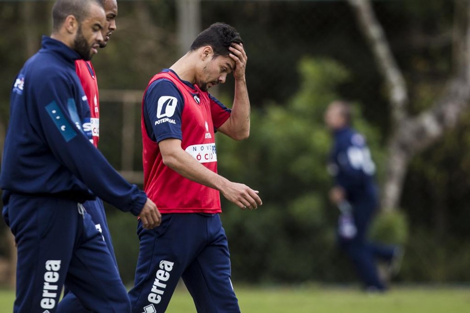Técnico Fernando Diniz espera que a produção de Fernando Viana melhore. | Brunno Covello/Gazeta do Povo