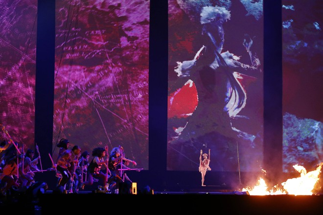 Dançarinos do Cirque du Soleil fizeram a parte artística da abertura de Toronto-2015. | Rob Schumacher/USA Today Sports