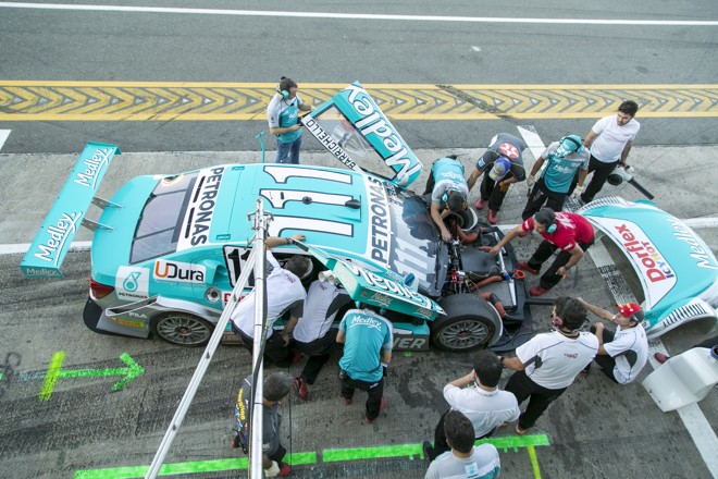 Hora de mexer no carro do campeão Rubens Barrichello. | Marcelo Andrade/Gazeta do Povo