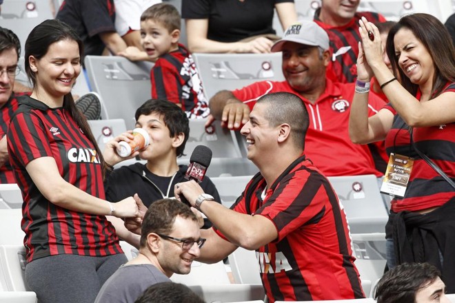 Marcus Vinícius se ajoelha diante da noiva, Jhenifer, para fazer o pedido. | Antônio More/Gazeta do Povo