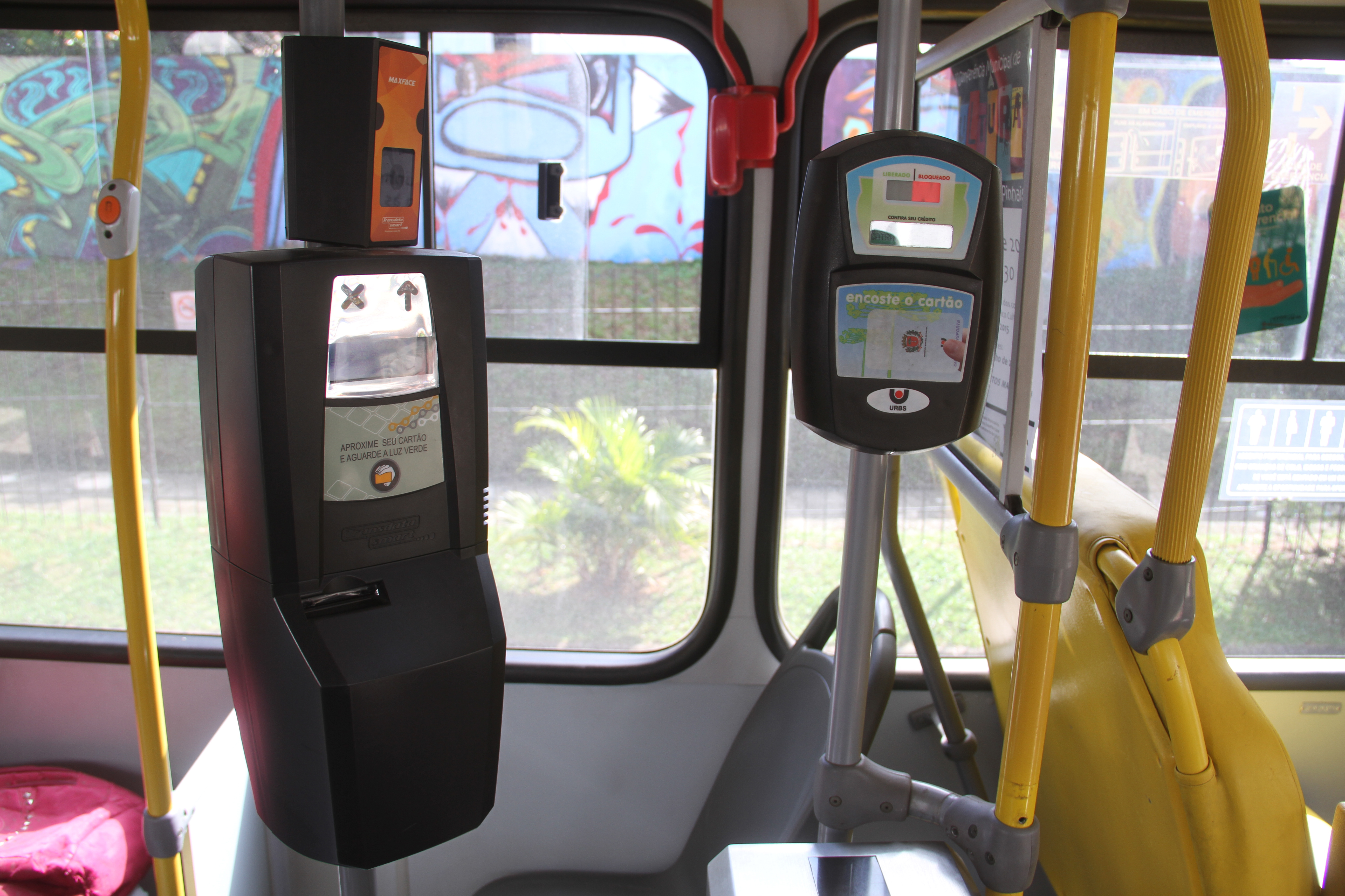 Validador da Metrocard (à esq.) e da Urbs (à dir,). Empresas faturam R$ 4,5 milhões por mês nas 83 linhas não integradas do transporte coletivo na Região Metropolitana de Curitiba. | Gerson Klaina/Tribuna do Paraná