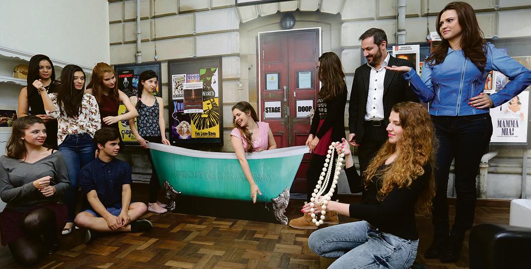 “Delishious”, do musical dos irmãos Gershwin “Nice Work if You Can Get it”, é um dos números que os alunos têm ensaiado para aprender a cantar, atuar e dançar. | Ivonaldo Alexandre / Gazeta do Povo