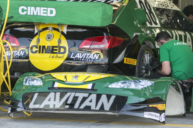 Verificação nas condições dos pneus do carro de Felipe Fraga. | Marcelo Andrade/Gazeta do Povo