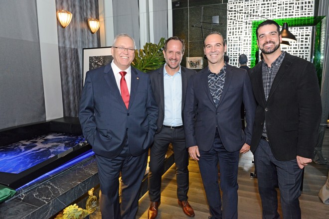 O diretor comercial da Axell Banheiras e Spas, Gustavo Feddersen (de gravata), veio do Rio Grande do Sul para prestigiar a festa que a empresa realizou quinta-feira, na Casa Cor, para apresentar seu espaço, o Home Spa Axell, assinado pelo designer Marcos Soares e pelo arquiteto e DJ Denis Ricca (ambos à dir.). Também na foto, o arquiteto gaúcho Luiz Sentinger, um dos convidados do evento. | Gerson Lima