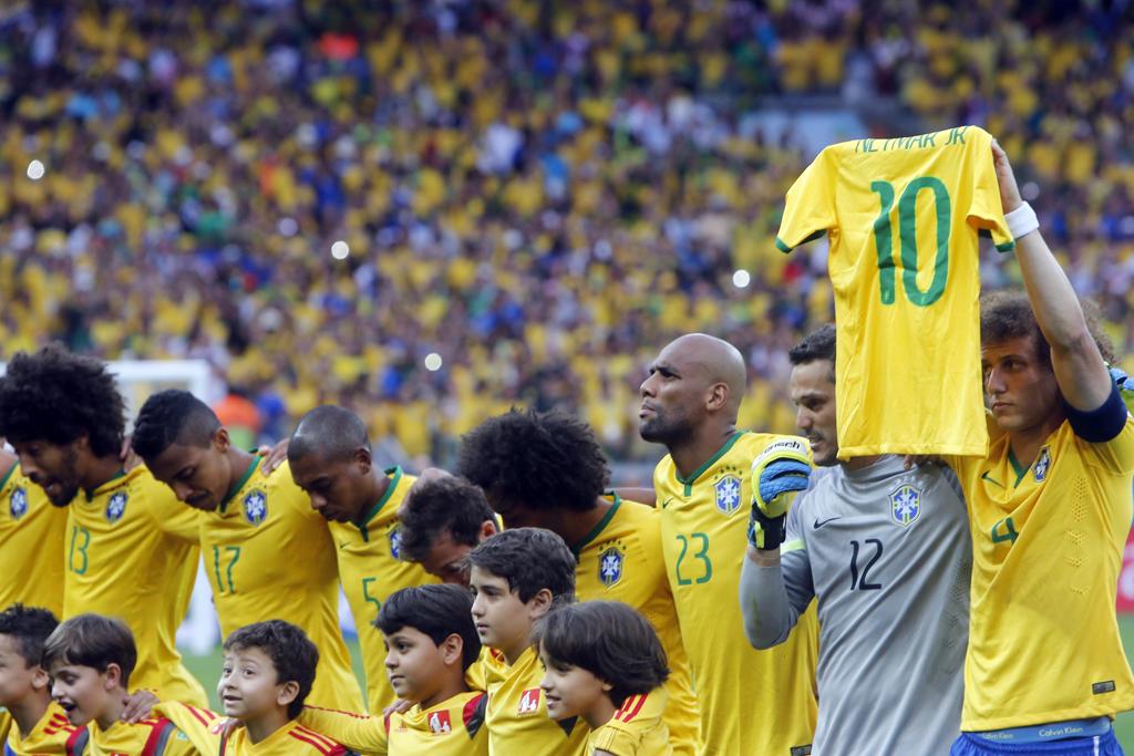 A camisa de Neymar erguida por David Luiz no fatídico 7 a 1 para a Alemanha. | Albari Rosa/ Gazeta do Povo