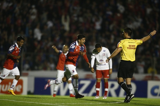 Aos 19 minutos, o atacante Fernando Viana levanta a bola e faz um velo gol na Vila Capanema. | Hugo Harada/Gazeta do Povo