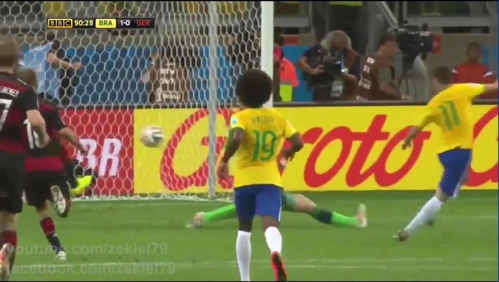 Oscar marca o único gol da nova versão (fictícia) da partida entre Brasil e Alemanha, pela semifinal da Copa de 2014. | Reprodução/Youtube