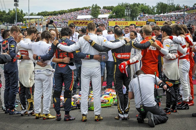Com os capacetes no chão, os pilotos fazem um minuto de silêncio em Hungaroring. | ZSOLT CZEGLEDI/EFE