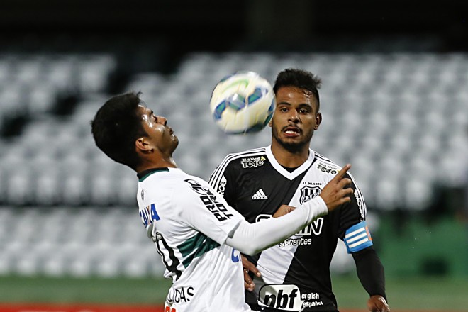Rafhael Lucas mata no peito, diante da marcação de Fernando Bob. | Albari Rosa/Gazeta do Povo