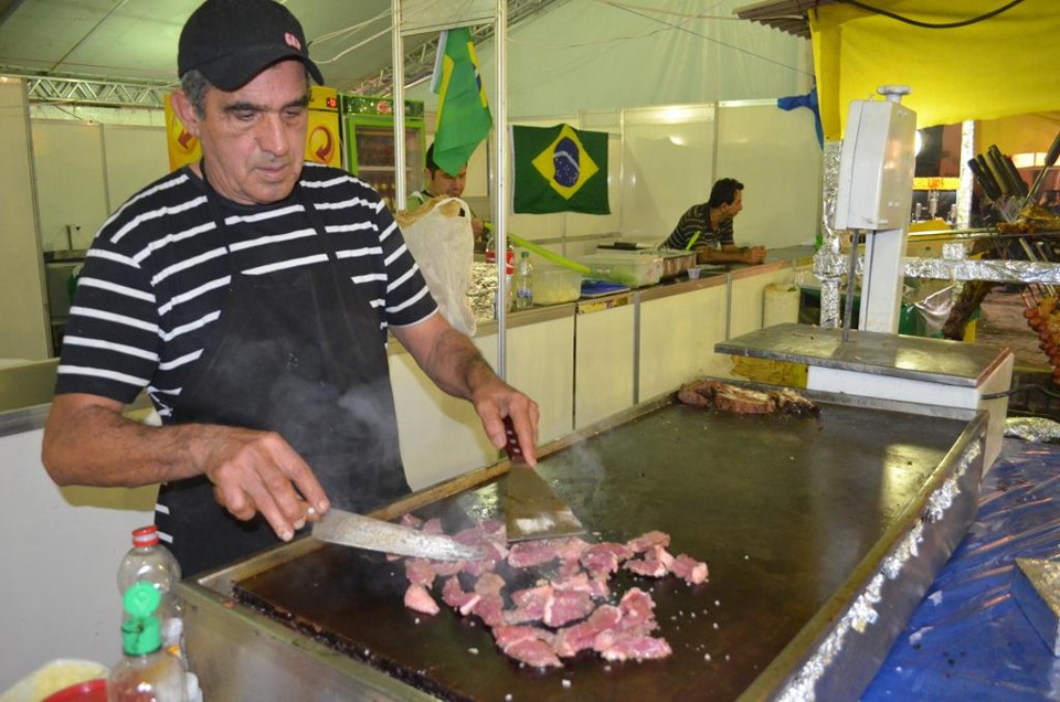 Veterano na Feira das Nações, Ozires Machado prepara os quitutes da barraca brasileira | Débora Mariotto Alves
