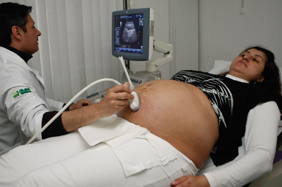 Quase no final da gravidez, Eideis de Assis dos Santos faz ecografia com o Dr. Heverton Arias na Unidade de Saude Mãe Curitibana. | Antonio Costa/Arquivo/Gazeta do Povo