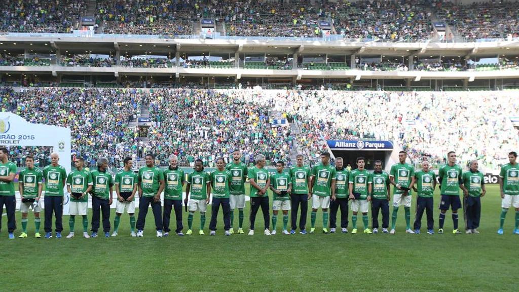 Time do Palmeiras e ex-jogadores posados para o clássico com o Santos, maior público do clube no Brasileiro, que deve ser quebrado contra o Atlético. | Cesar Greco / Ag Palmeiras/ Divulgação