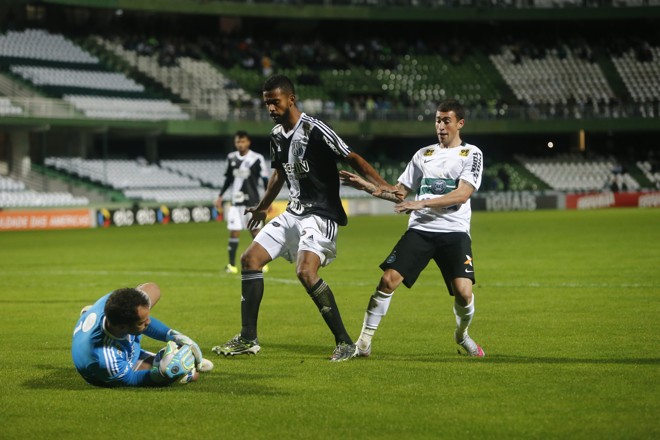 Pablo protege a bola de Galhardo para a saída de Marcelo Lomba. | Albari Rosa/Gazeta do Povo