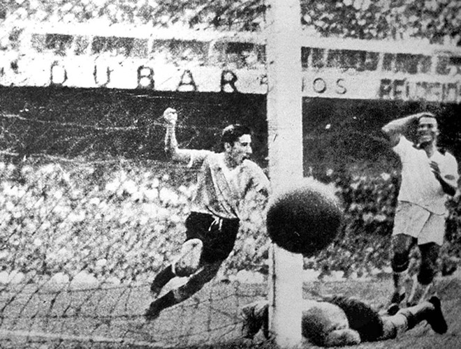 Gigghia comemora o gol que garantiu o bi do Uruguai sobre o Brasil. | /
