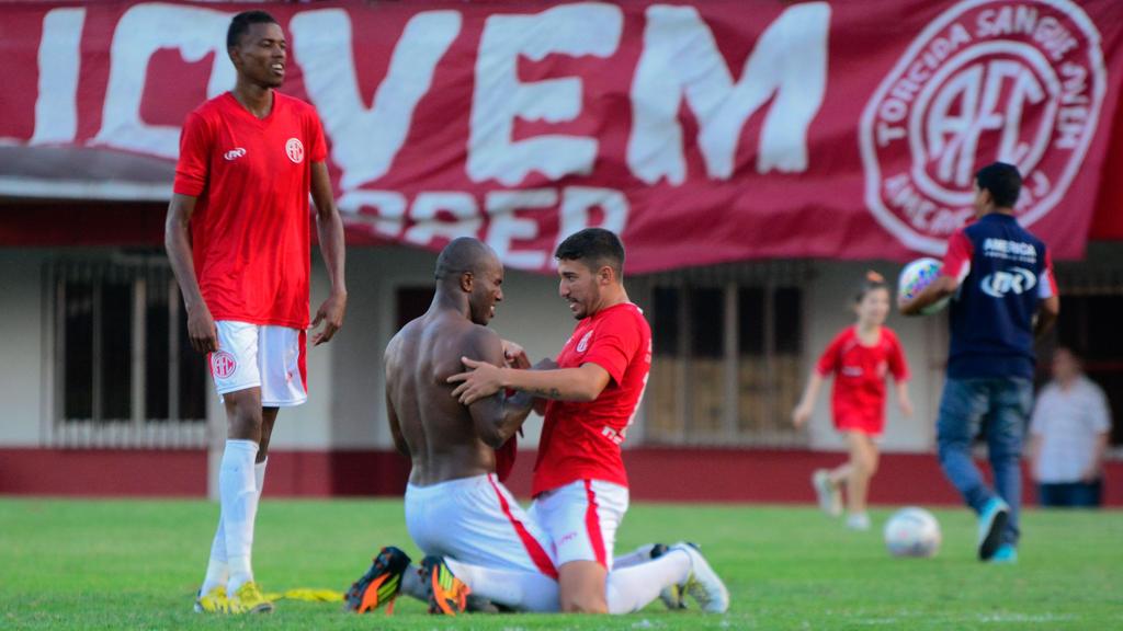 O veterano Somália (sem camisa) é o único com algum luxo: mora em um apartamento alugado e só encara o beliche do alojamento em véspera de jogo. | André Fabiano/Código 19/ Folhapress