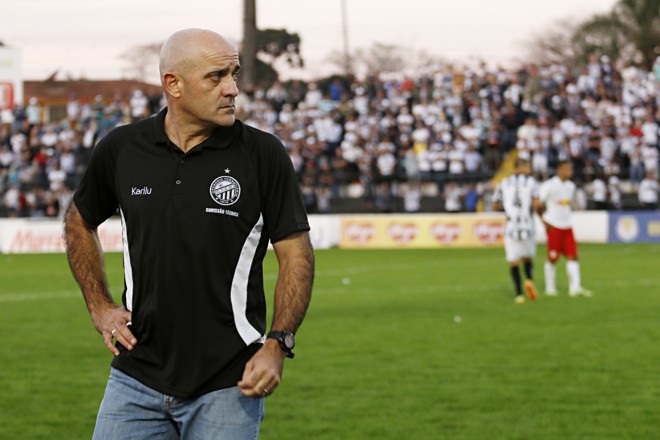 Técnico do Operário, Itamar Schulle, durante a vitória sobre o Red Bull. | Josue Teixeira/Gazeta do Povo