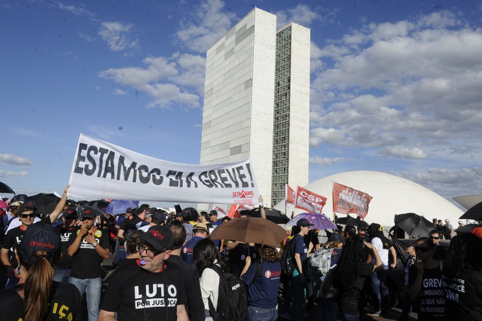 Servidores, de greve, protestam em frente ao Congresso: retomada da negociação. | Jefferson Rudy/Agência Senado