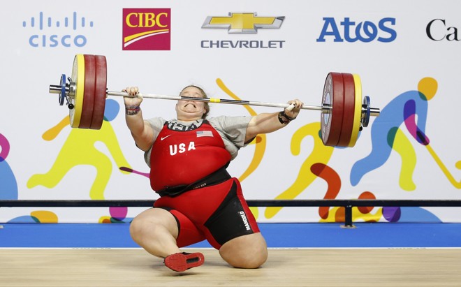 A norte-americana Holley Mangold não conseguiu levantar a barra de 154 kg e precisou jogá-la para evitar que caísse sobre o seu corpo. | Jeffrey Swinger/USA Today Sports