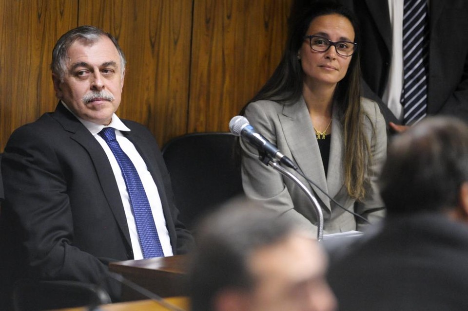 Advogada ao lado do delator Paulo Roberto Costa. | Edilson Rodrigues/Agência Senado