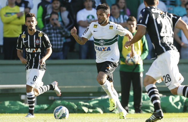 Norberto avança entre o lateral Uendel (6) e o zagueiro Felipe (28). | Hugo Harada/Gazeta do Povo