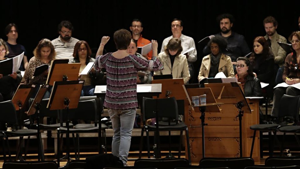Mara Campos (de costas) rege o coro e a orquestra neste concerto. | Felipe Rosa/Gazeta do Povo