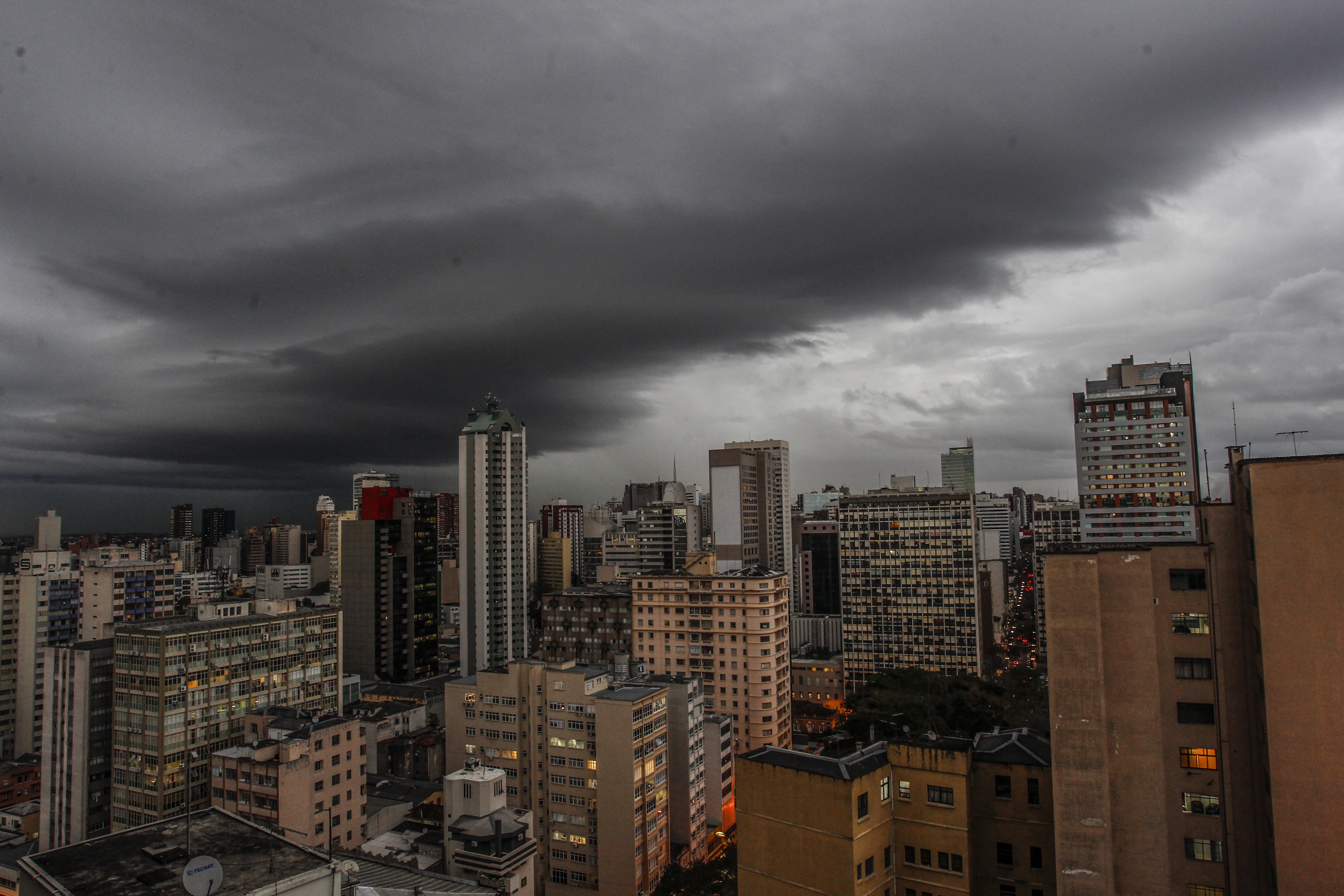Chuva forte atingiu Curitiba no fim da tarde. | Daniel Castellano/Gazeta do Povo