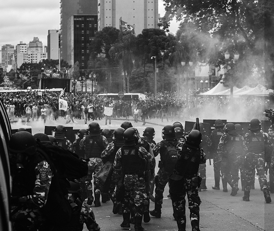 Policiais durante a operação: 213 feridos no dia 29 de abril. | Daniel Castellano/Gazeta do Povo