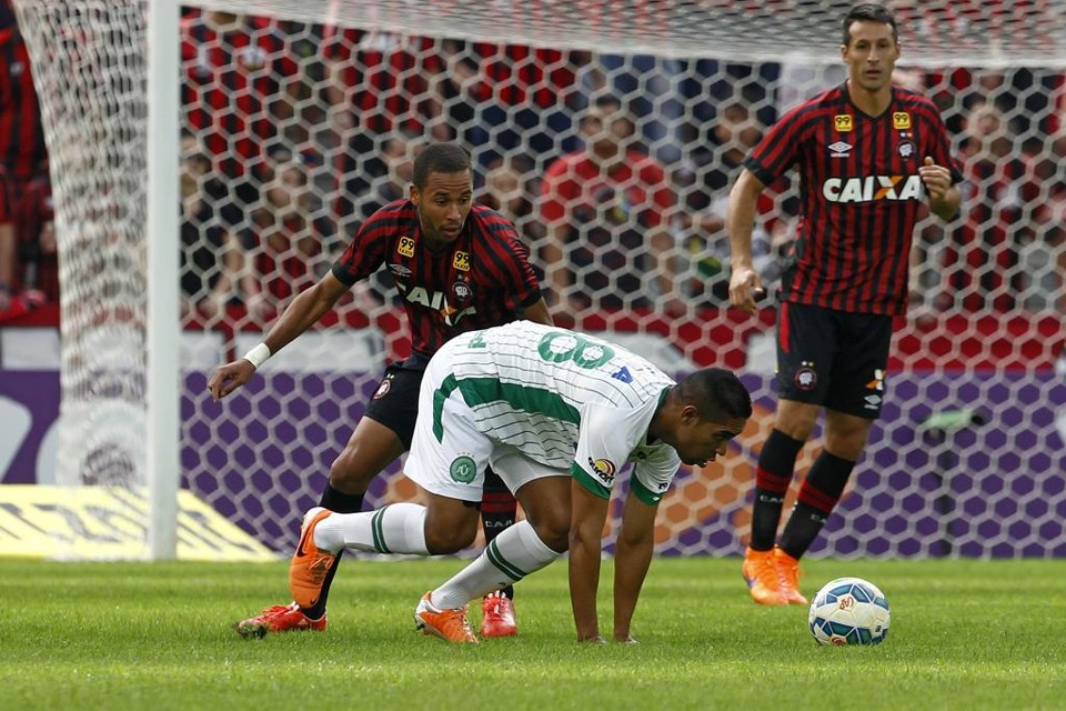 Cleber Santana, da Chapecoense, disse que o gramado da Arena estava escorregadio. | Antônio More/Gazeta do Povo