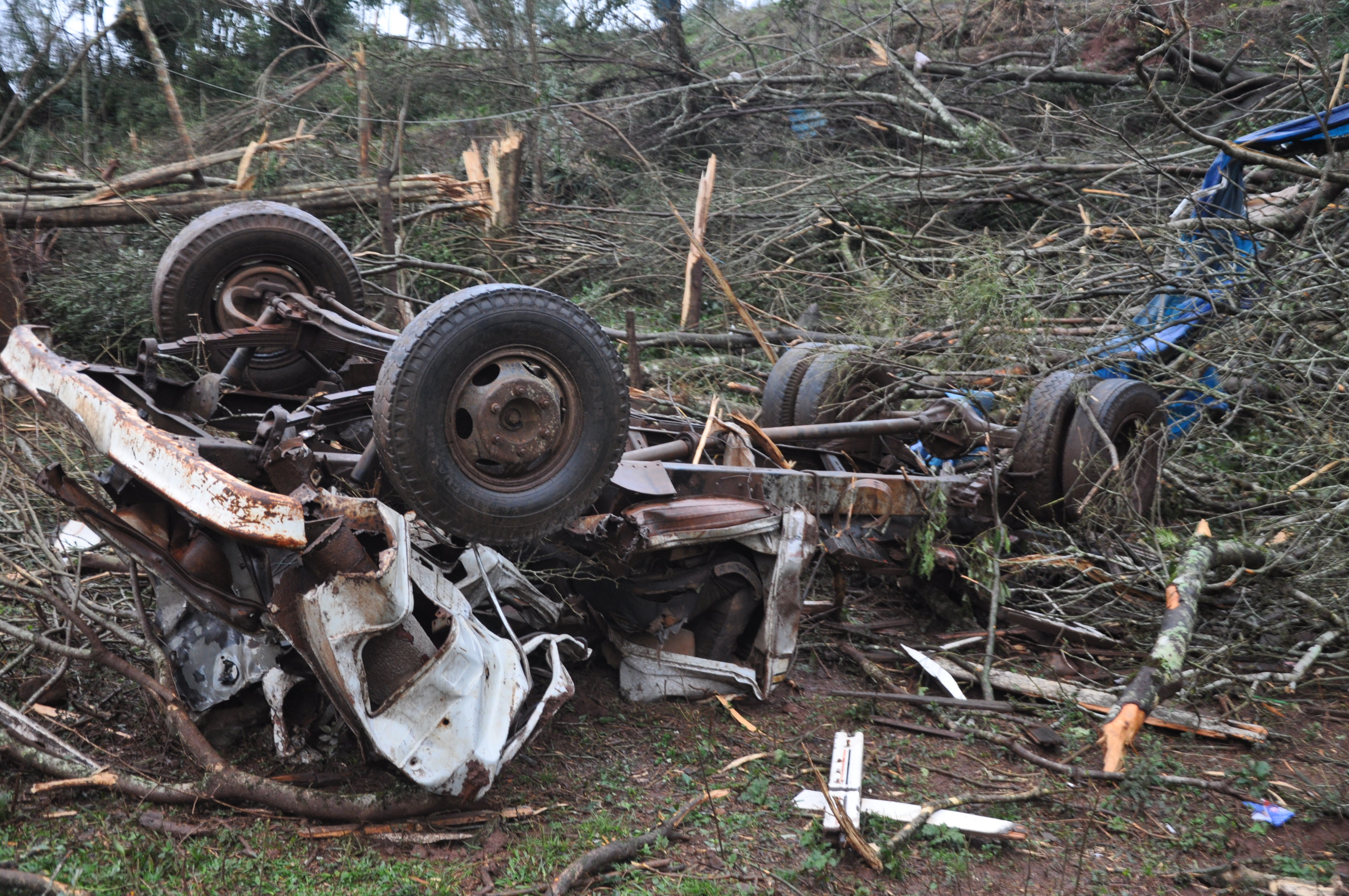 Caminhão usado por morador da comunidade virou uma pilha de ferro retorcido | Niomar Pereira/Especial para a Gazeta do Povo